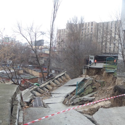 Фасад будинку "з'їхав" у яр