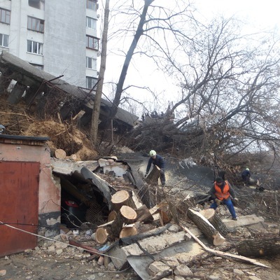 Обвал знищив кілька гаражів