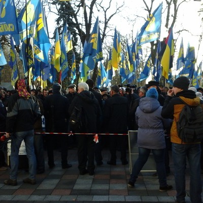 Під стінами парламенту люди мітингують проти уряду Яценюка