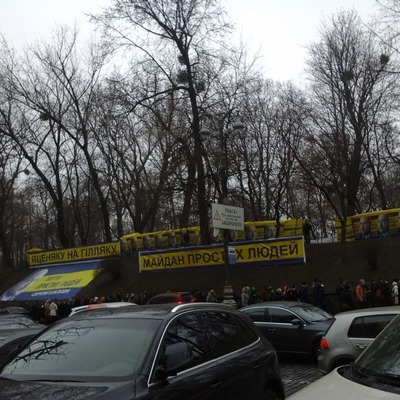 Невдоволені люди зібрались з гаслами проти діючого прем'єра