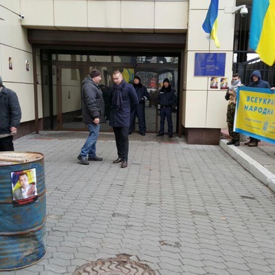 Мітингувальники прикотили бочку