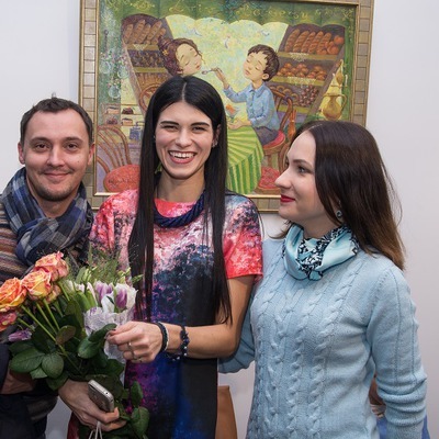 Катерина Дудник (посередині), окрім природного таланту, отримала професійну художню освіту