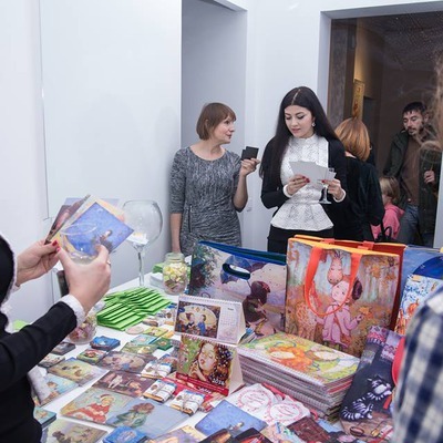 Відвідувачі мають змогу придбати сувеніри з вподобаними зображеннями картин