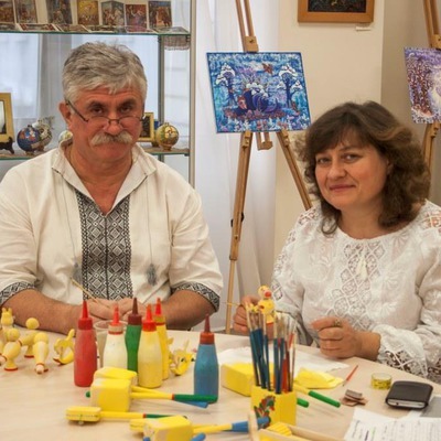 Авторами іграшок, представлених на виставці, є майстри Семен Тлустий та Галина Шумило
