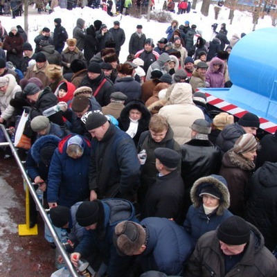 Сьогодні автоцистерни із освяченою водою побували у різних частинах міста.