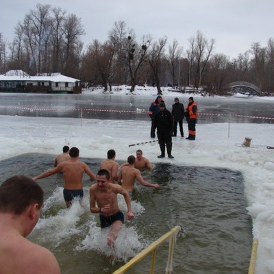 Занурення у "йорданські" води на Дніпрі