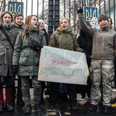 Жінки під будівлею Міністерства оборони України