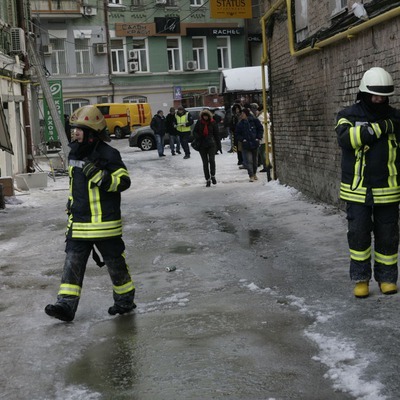 Вогнеборці біля обгорілого будинку