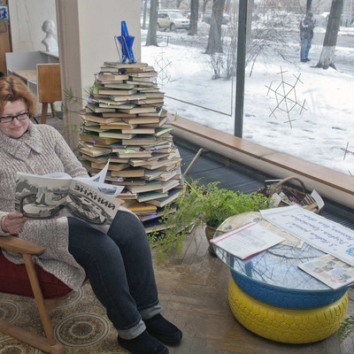 Завідувачка Олена Арутюнян біля книжкової ялинки