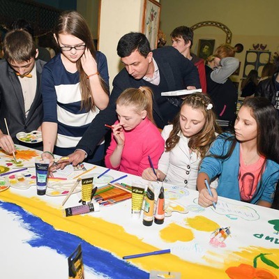 В столиці він відвідав школу-інтернат № 6 для глухих дітей, де разом з вихованцями намалював картину
