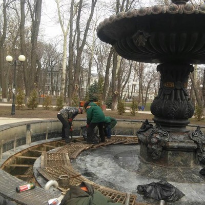 Почистили фонтан