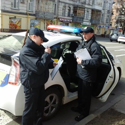 Патрульні поліцейські виписують штраф порушнику