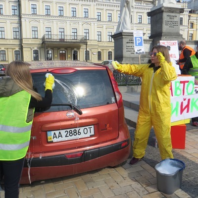 Під "гарячу руку" активістів потрапив припаркований на площі автомобіль