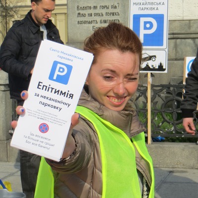 Активісти не лише помили авто, але й наклали "епітимію" за неканонічну парковку