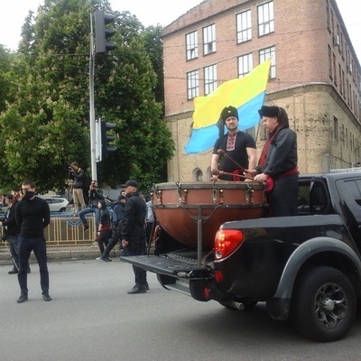 Люди скандують патріотичні гасла
