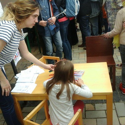 Малюки малюють біля намету посольства Франції
