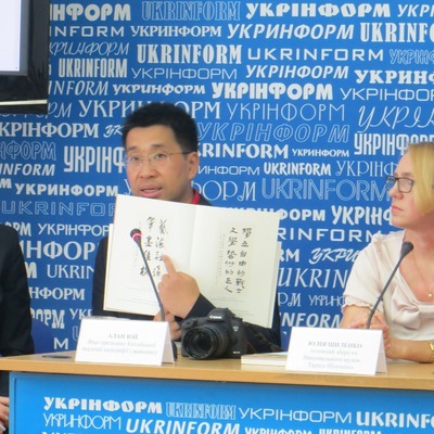 Алан Юй розповів, що каліграфічні роботи виконували військовослужбовці Китаю