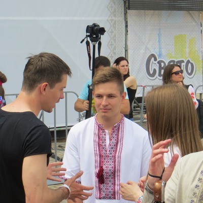 "Учителі" зі сцени ставили питання, а "учні" відповідали на них, спілкуючись між собою