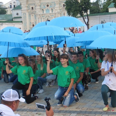 Танці з парасольками на Софійській площі