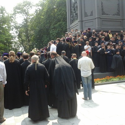Для того щоб помолитися в столиці, священики пройшли тисячу кілометрів
