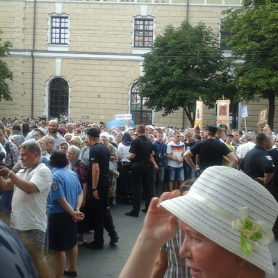 Біля Лаври хода ледве не переросла у тисняву