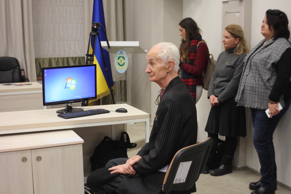 Ветеран УПА зацікавлено слухав співи музикантів