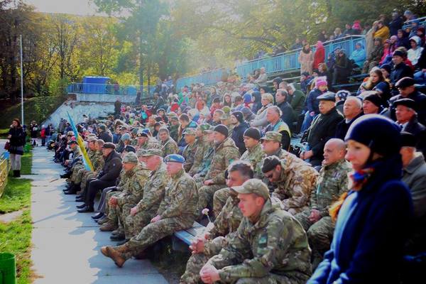 На стадіоні було багато військових