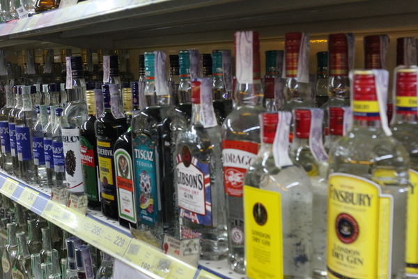Алкоголь на полицях ніхто не бере