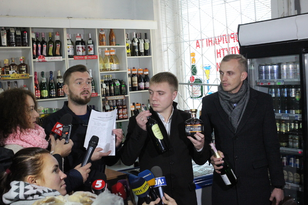 Спіймали торовців алкоголем на місці злочину