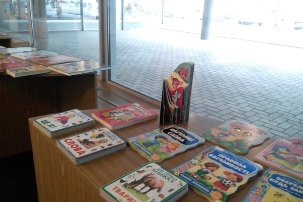 Одразу на вході зустрічають книжки