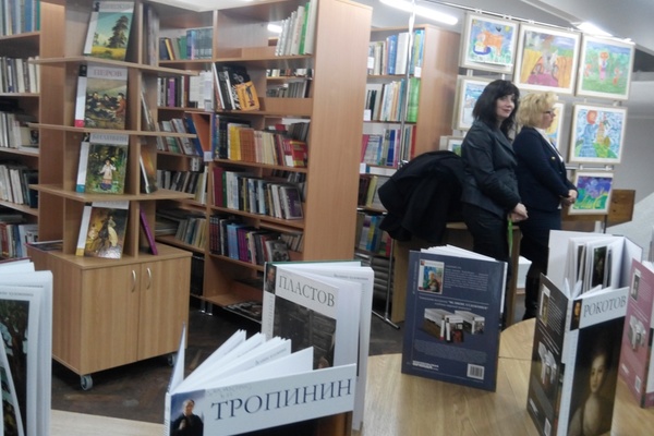 На другому поверсі - відділ з мистецькими виданнями