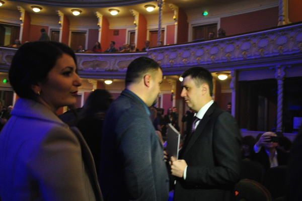 Голова Держкіно Пилип Іллєнко спілкується з віце-прем'єр-міністром України В'ячеславом Кириленко