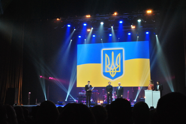 "Молодість" привітали віце-прем'єр-міністр України В'ячеслав Кириленко, заступник міського голови Олексій Резніков та міністр культури України Євген Нищук.