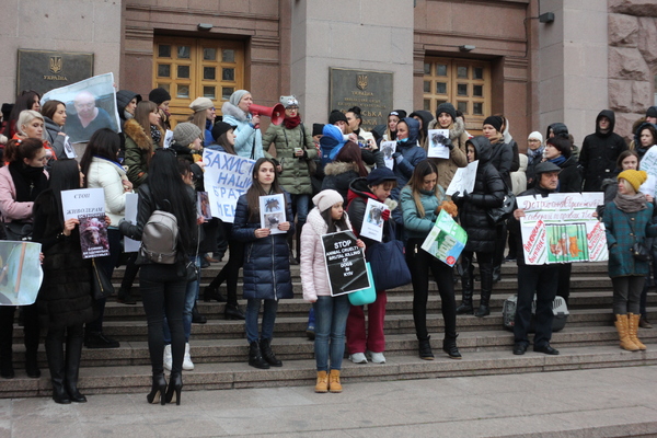 Під стінами КМД зібралися усі небайдужі