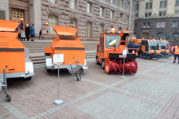 Під Київрадою хваляться новою снігоприбиральною технікою