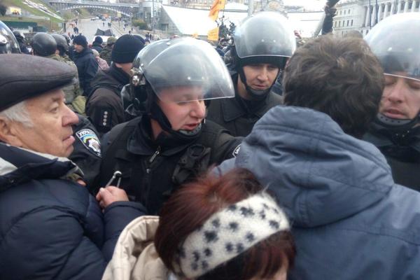 "Штовханина" між правоохоронцями та мітингувальками