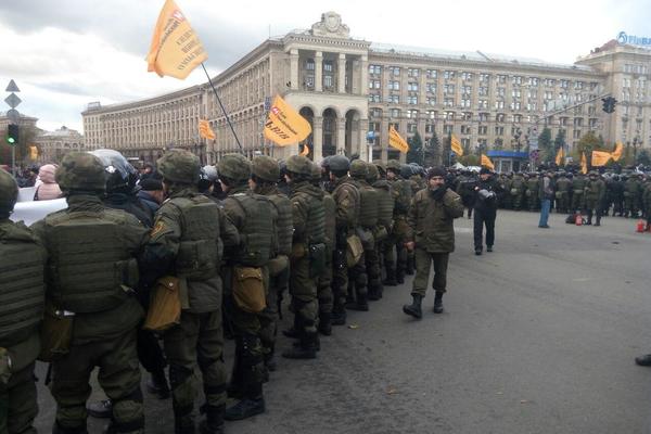 Правоохоронці відтіснили людей з проїжджої частини