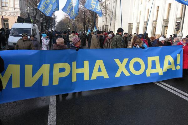 Мирна хода напирає...