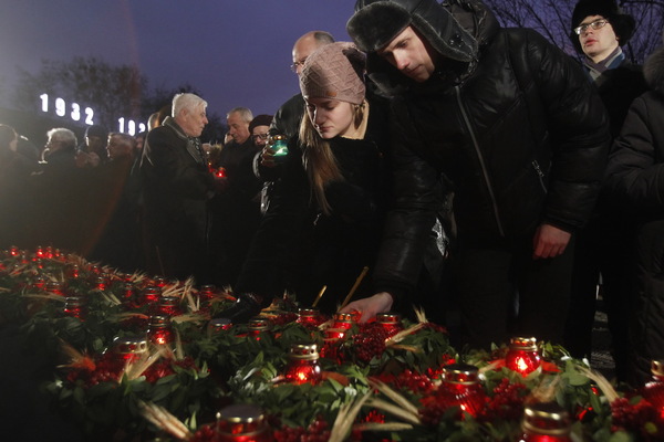 До пізнього вечора приходили люди запалити свічки та лампадки