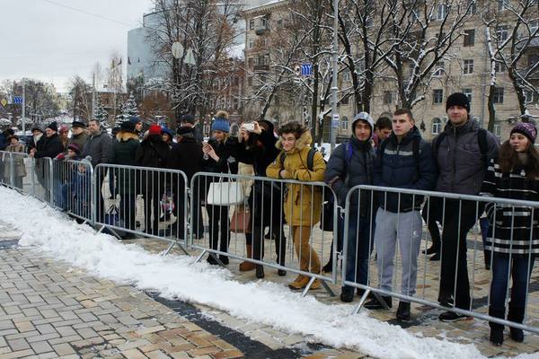 Ялинку зустрічають, наче рок-зірку