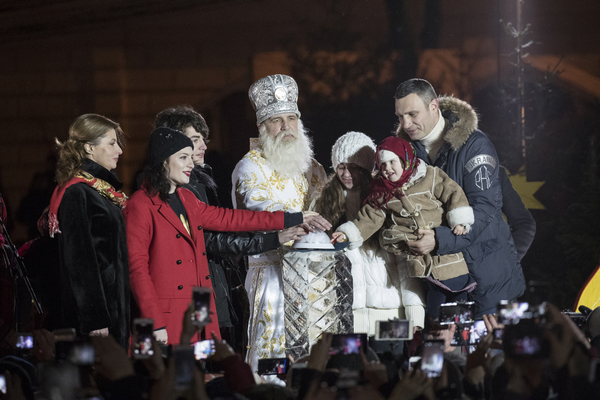 Урочиста мить, яка запалила ялинку