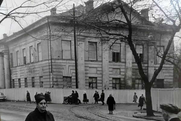 Поділ. Контрактовий будинок. Довгий час у ньому розміщувалось ПТУ.
