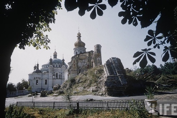 Руїни Успенського собору Лаври