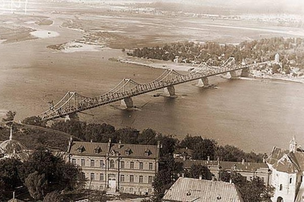 В 1921 році радянська влада підірвала залишки знищеного поляками мосту. В 1924 році Євген Патон розпочав будівництво нового мосту, який було названо на честь більшовички Євгенії Бош. Цей міст було знищено під час відступу радянських військ в 1941-му.