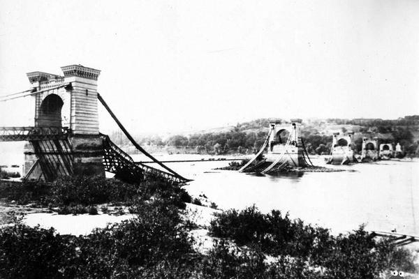 «Миколаївський міст» проіснував 72 роки та був знищений у 1920-му під час відступу польських військ.