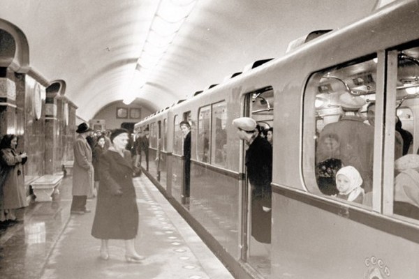 Потяг на станції метро "Університет"