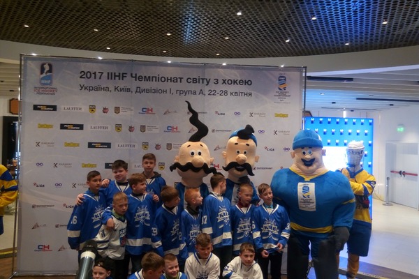 Талісмани чемпіонату з вихованцями хокейної школи
