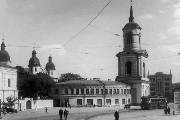 В соборі Братського монастиря був похований гетьман Сагайдачний. Храм було знищено у 1930-х.