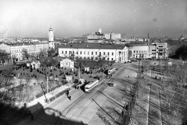 В 30-х роках ХХ століття площа зазнала значних змін