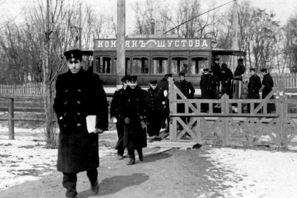Студенти КПІ спішать на пари. Початок ХХ століття.